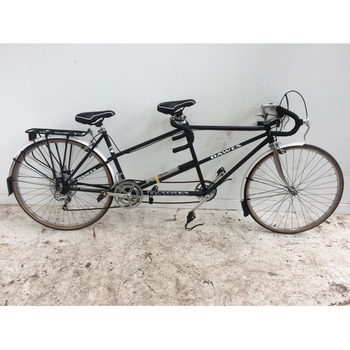 16 - A BLACK DAWES TANDEM RACING BIKE WITH REAR CARRIER, PUMP AND 10 SPEED SUNTOUR GEAR SYSTEM IN GOOD TI... 