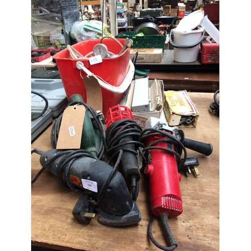 119 - A MIXED LOT TO INCLUDE POWER DEVIL ANGLE GRINDER, ELECTRIC WORK LAMP, BOXED SAFETY DOOR CLOSER, BOC ... 