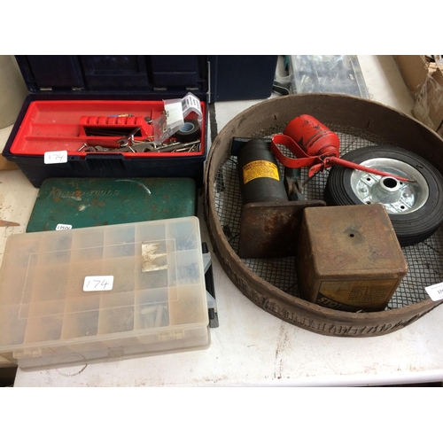 174 - A MIXED LOT TO INCLUDE CASED KAMASA SOCKET SET, ARMSTRONG 8 TONNE BOTTLE JACK, PLASTIC TOOL BOXES CO... 