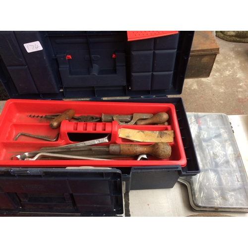 174 - A MIXED LOT TO INCLUDE CASED KAMASA SOCKET SET, ARMSTRONG 8 TONNE BOTTLE JACK, PLASTIC TOOL BOXES CO... 