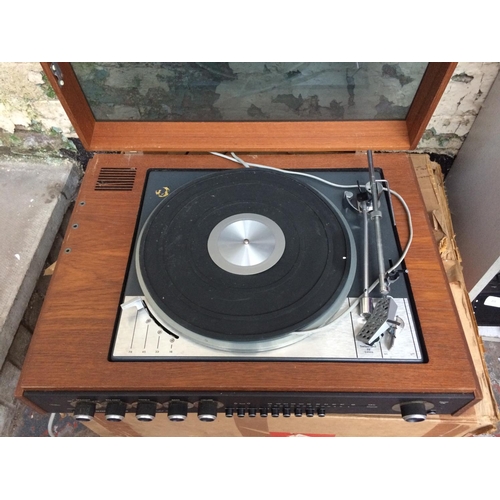 252 - A BOXED VINTAGE GOODMANS RECORD PLAYER WITH RADIO