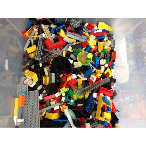 322 - A BOX CONTAINING VARIOUS LEGO