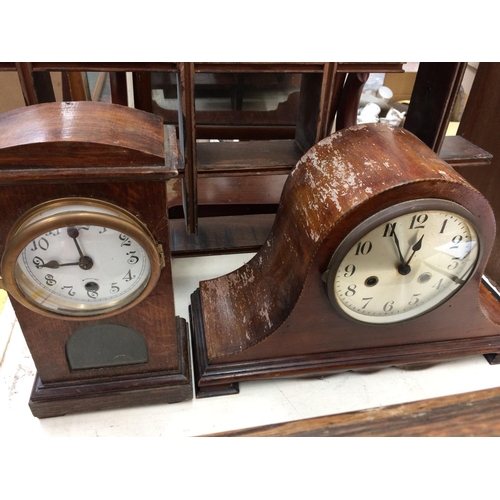 355 - FOUR ITEMS TO INCLUDE TWO MANTLE CLOCKS, A VICTORIAN MAHOGANY FRAMED TOILET MIRROR AND A SMALL WOODE... 