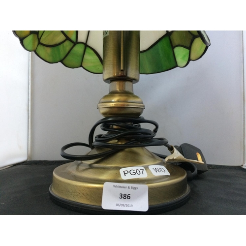 386 - A SMALL TIFFANY STYLE TABLE LAMP (W/O)