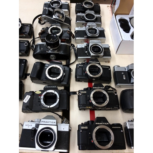 478 - TWENTY SIX VARIOUS VINTAGE CAMERAS, A LEAD MACRO RING LIGHT AND A STITZ UNIVERSAL MODEL SA-1 STEREO ... 