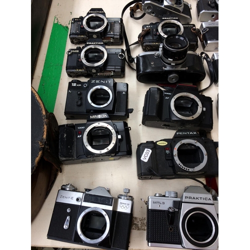 478 - TWENTY SIX VARIOUS VINTAGE CAMERAS, A LEAD MACRO RING LIGHT AND A STITZ UNIVERSAL MODEL SA-1 STEREO ... 