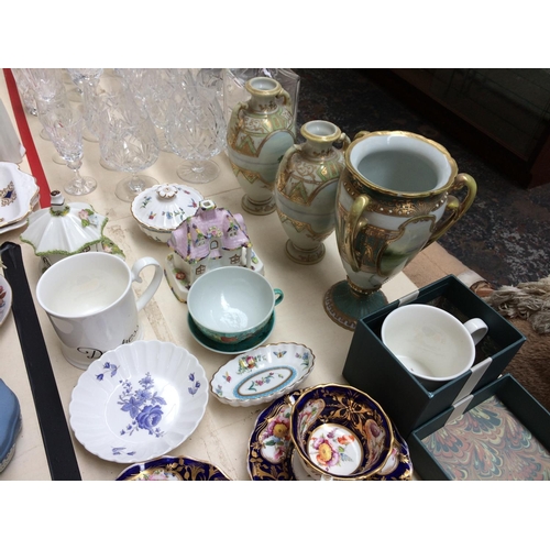 497 - A COLLECTION OF ASSORTED CERAMICS TO INCLUDE SIX BLUE AND GILDED CUPS AND SAUCERS, THREE NORITAKE VA... 