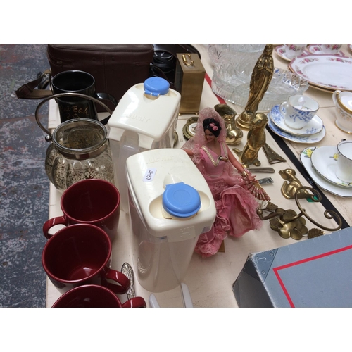 518 - A COLLECTION OF MIXED ITEMS TO INCLUDE BRASSWARE, KITCHENWARE, SIZE 5 TUSKERS SHOES ETC