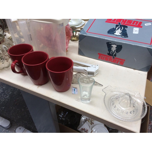 518 - A COLLECTION OF MIXED ITEMS TO INCLUDE BRASSWARE, KITCHENWARE, SIZE 5 TUSKERS SHOES ETC