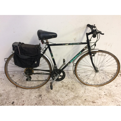 13 - A BLACK EMMELLE MENS TOURING BIKE WITH REAR PANNIERS, SPRUNG SADDLE AND 12 SPEED SHIMANO GEAR SYSTEM