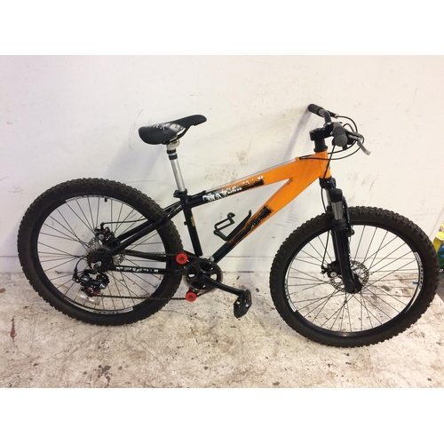 14 - A BLACK AND ORANGE RALEIGH DJ26DD GENTS MOUNTAIN BIKE WITH QUICK RELEASE WHEELS, TWIN DISC BRAKES, F... 