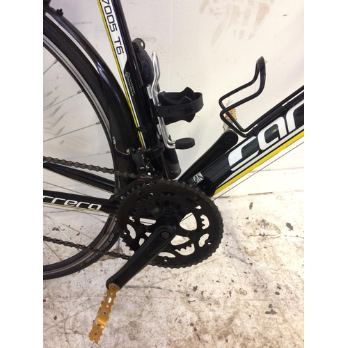 15A - A BLACK AND YELLOW CARRERA MENS RACING BIKE WITH QUICK RELEASE WHEELS, SHIMANO TEKTRO BRAKES AND 14 ... 