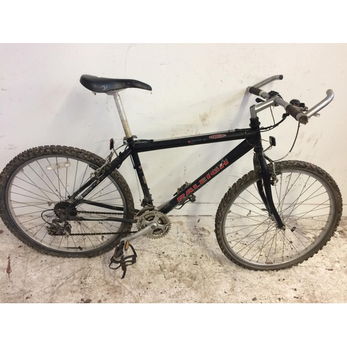 17 - A BLACK RALEIGH MAX GENTS MOUNTAIN BIKE WITH QUICK RELEASE FRONT WHEEL AND 21 SPEED GEAR SYSTEM