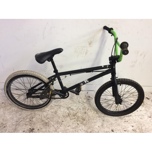 20 - A BLACK AND GREEN MONGOOSE BOYS BMX