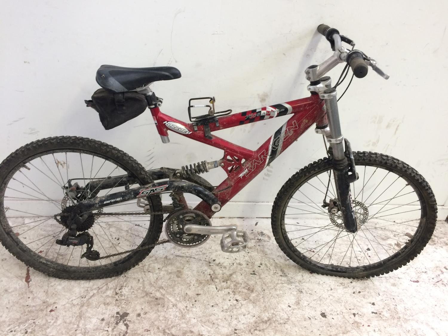 Saracen full best sale suspension bike