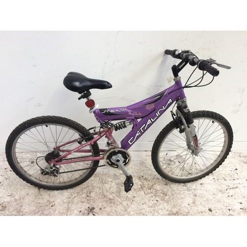 22 - THREE BIKES TO INCLUDE A RED SARACEN 7005 DUAL SUSPENSION GENTS MOUNTAIN BIKE WITH ALUMINIUM FRAME, ... 