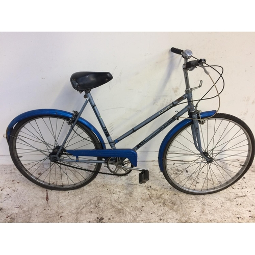 5 - A TWO TONE BLUE VINTAGE POOCH ELEGANCE LADIES TOWN BIKE WITH SPRUNG SADDLE AND 3 SPEED GEAR SYSTEM