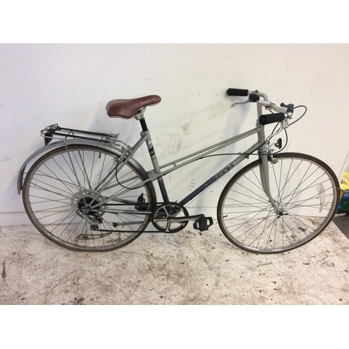 6 - A TWO TONE GREY RALEIGH LADIES TOWN BIKE WITH REAR CARRIER AND 5 SPEED SACHS GEAR SYSTEM