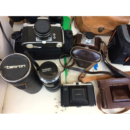 466 - A COLLECTION OF ASSORTED CAMERAS AND EQUIPMENT TO INCLUDE PENTAX, ZEISS IKON ETC