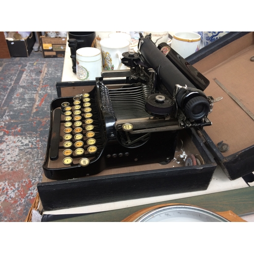 501 - A GOOD QUALITY VINTAGE CORONA BLACK ENAMEL TYPEWRITER