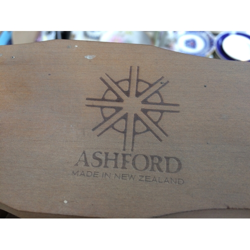 462 - A GOOD QUALITY ASHFORD OF NEW ZEALAND TRADITIONAL SPINNING WHEEL WITH ATTACHMENTS