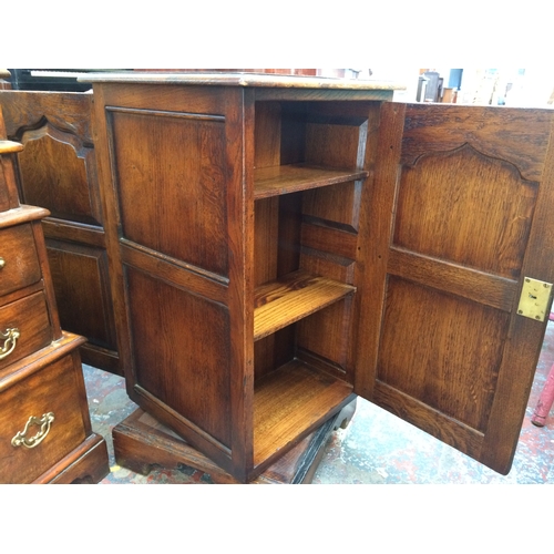 707 - A GOOD QUALITY ARIGHI BIANCHI ROYAL OAK ROTATING CABINET WITH SINGLE DOOR (MATCHES LOT 706)