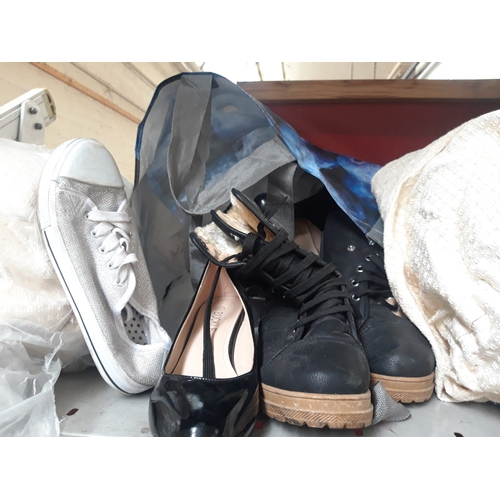 99 - A BAG CONTAINING BLUE AND CREAM CURTAIN VALANCE AND A BAG CONTAINING SHOES