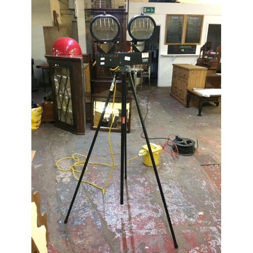 113 - A TWIN LAMP 110 VOLT WORK LAMP ON TRIPOD STAND (W/O)