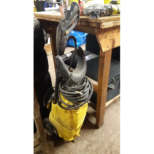 126 - A BLACK AND YELLOW ELECTRIC PRESSURE WASHER WITH HOSE AND LANCE