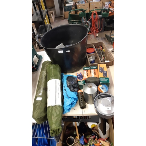 164 - A LARGE QUANTITY OF FISHING EQUIPMENT TO INCLUDE BAITS, FLOATS, LINE DETECTORS, FISHING SHELTERS ETC... 