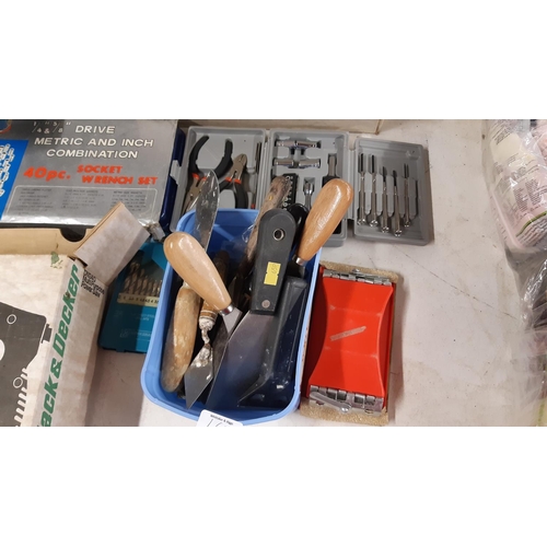 169 - A LARGE MIXED LOT TO INCLUDE BOXED BLACK & DECKER DN340 ELECTRIC JIGSAW AND H720H DRILL, ANJI 40 PIE... 