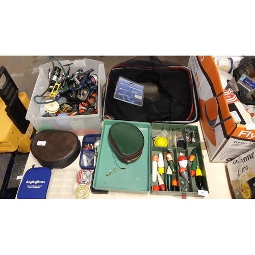 171 - A LARGE QUANTITY OF GOOD QUALITY FISHING EQUIPMENT TO INCLUDE DAIWA AND SHAKESPEARE REELS, FLOATS, L... 