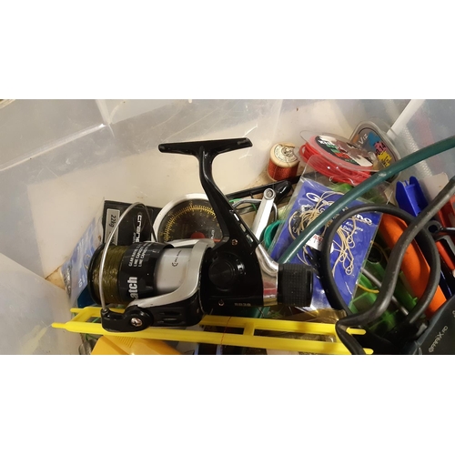 171 - A LARGE QUANTITY OF GOOD QUALITY FISHING EQUIPMENT TO INCLUDE DAIWA AND SHAKESPEARE REELS, FLOATS, L... 