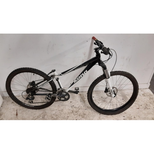 2 - A BLACK AND WHITE KONA GENTS MOUNTAIN BIKE WITH TWIN DISC BRAKES, FRONT SUSPENSION, QUICK RELEASE WH... 