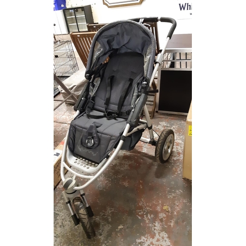 20 - A TWO TONE QUINNY THREE WHEELED CHILDS PUSH CHAIR WITH BRAKES