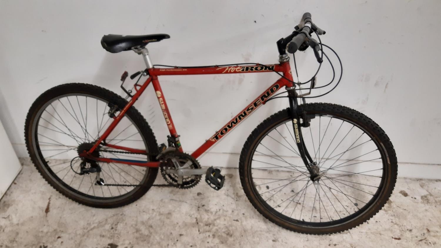 A RED TOWNSEND HOT IRON GENTS MOUNTAIN BIKE WITH QUICK RELEASE