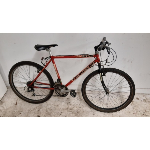 A RED TOWNSEND HOT IRON GENTS MOUNTAIN BIKE WITH QUICK RELEASE WHEEL AND 21 SPEED SHIMANO GEAR SYSTE