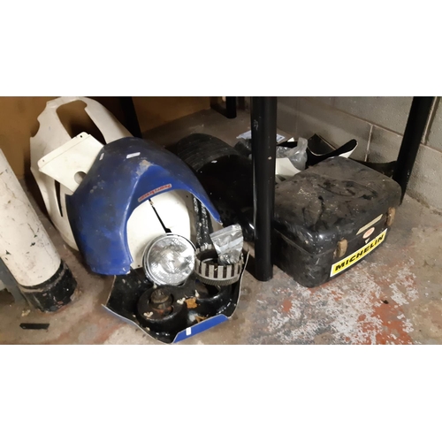 42 - A LARGE SELECTION OF SUZUKI MOTORCYCLE SPARES TO INCLUDE FRONT FAIRING, BELLY PAN, SEAT, MUDGUARD, H... 