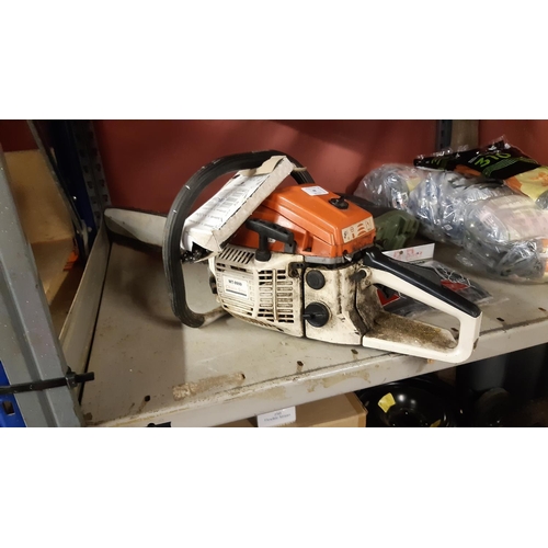 48 - AN ORANGE AND GREY MT999 PETROL CHAINSAW WITH SPARE CHAIN AND 18