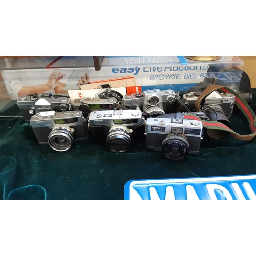 EIGHT GOOD QUALITY VINTAGE CAMERAS TO INCLUDE A PETRI TTL
