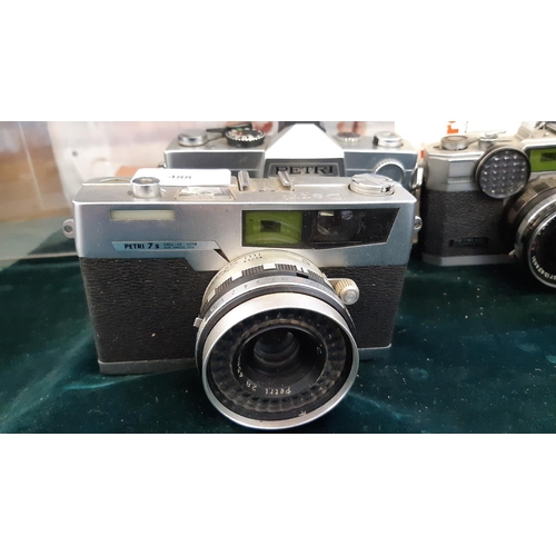 EIGHT GOOD QUALITY VINTAGE CAMERAS TO INCLUDE A PETRI TTL CAMERA