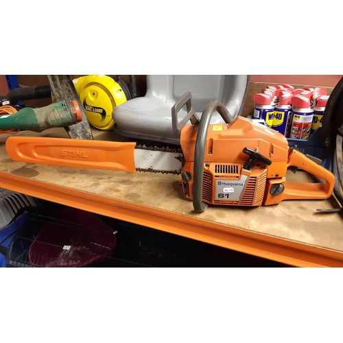 62 - AN ORANGE HUSQVARNA 61 PETROL CHAINSAW WITH 18