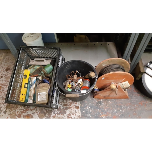 85 - A MIXED LOT TO INCLUDE MAINS ELECTRIC EXTENSION LEAD, BOX CONTAINING VINTAGE OIL CANS, SPIRIT LEVEL,... 