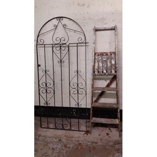 87 - TWO ITEMS TO INCLUDE A SET OF VINTAGE FOUR STEP WOODEN STEP LADDERS AND AN ORNATE METAL GARDEN GATE ... 