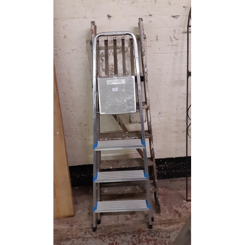 89 - TWO SETS OF STEP LADDERS TO INCLUDE ONE ALUMINIUM BELDRAY FOUR STEP AND ONE VINTAGE WOODEN FIVE STEP