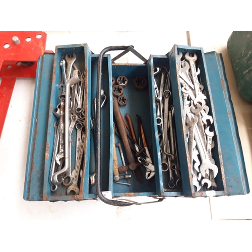 195 - A BLUE METAL CANTILEVER TOOLBOX CONTAINING KAMASA, MATADOR AND BEDFORD SPANNERS, TIN SNIPS, HAMMERS ... 