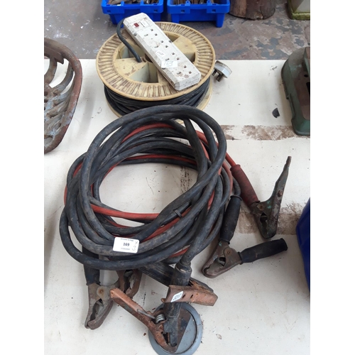 205 - THREE ITEMS TO INCLUDE A SET OF HEAVY DUTY CAR JUMP LEAD, MAINS ELECTRIC EXTENSION LEADS AND AN EART... 