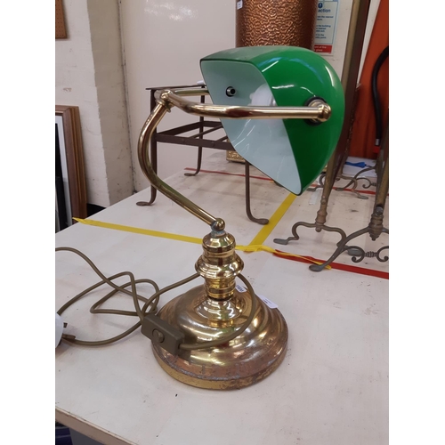 557 - A VINTAGE STYLE BRASS BANKERS DESK LAMP WITH GREEN GLASS SHADE