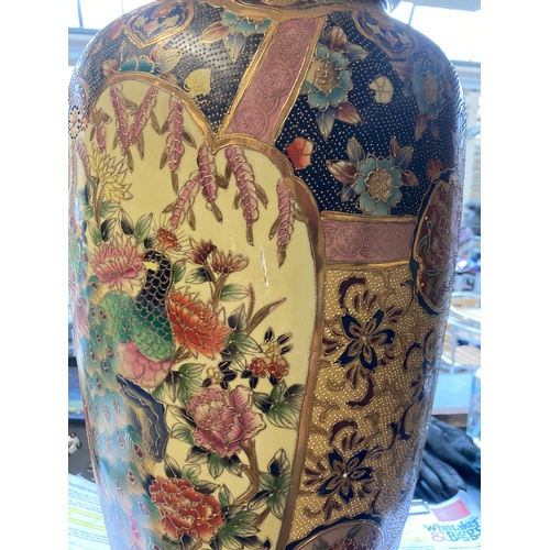 556 - A LARGE ORIENTAL STYLE CERAMIC HAND PAINTED FLOOR STANDING VASE WITH PEACOCK DESIGN - MEASURING APPR... 