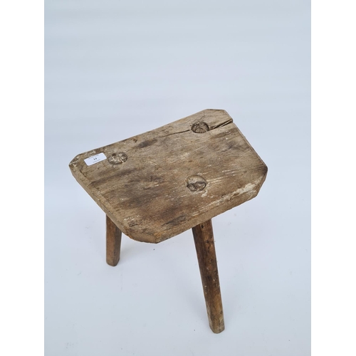 32 - A LATE 18TH/EARLY 19TH CENTURY ENGLISH ASH AND ELM THREE LEGGED CUTLERS STOOL - MEASURING APPROX. HE... 